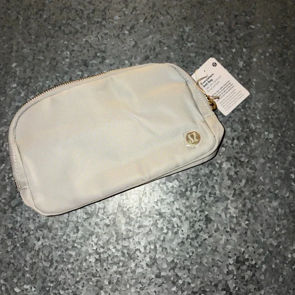 Lululemon Everywhere Crossbody Belt Bag 1L - Gray/Gold - Picture 3 of 3
